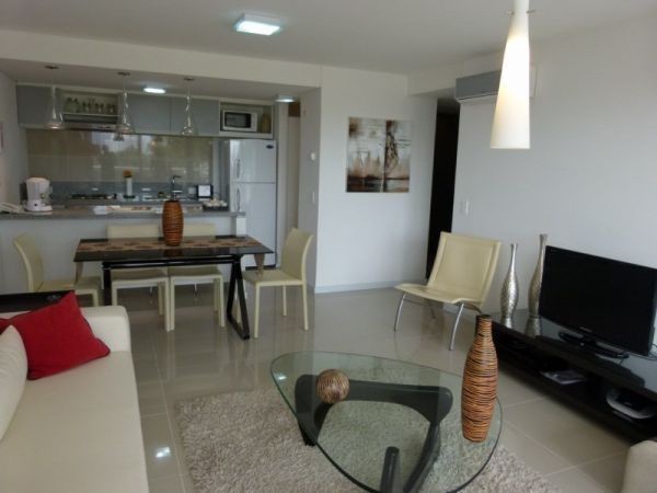 Moderno departamento en alquiler sobre Avenida Roosevelt.